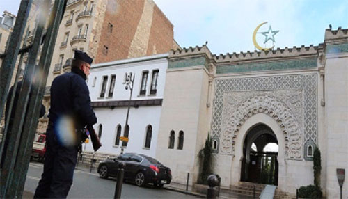 agente de seguridad vigila una mezquita en Francia Francia expulsa a dos marroquíes por “radicales”